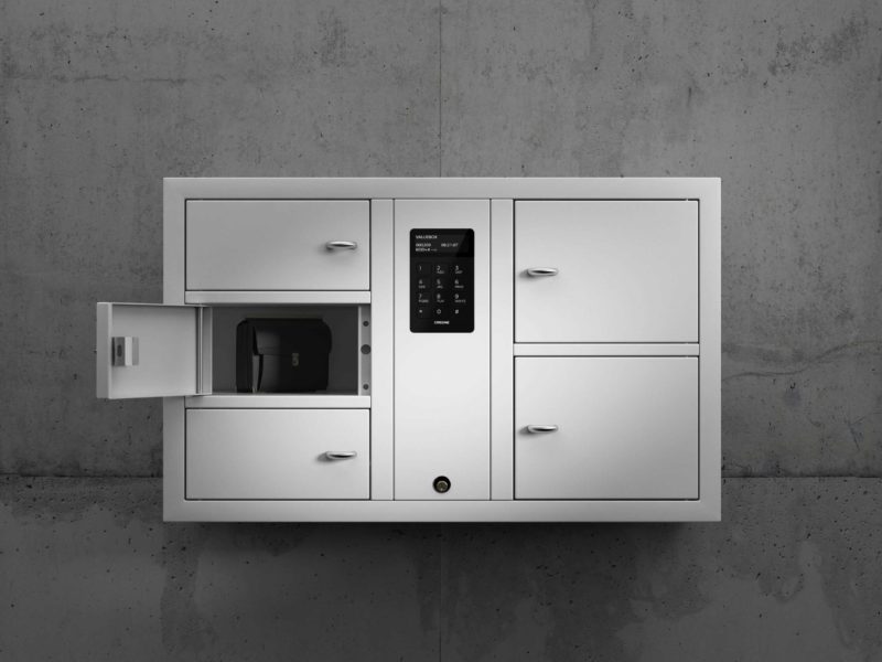 Wertschrank 7005 S der Serie System. Wandmontage mit offenen Fächern mit einer Tasche mit persönlichen Gegenständen.