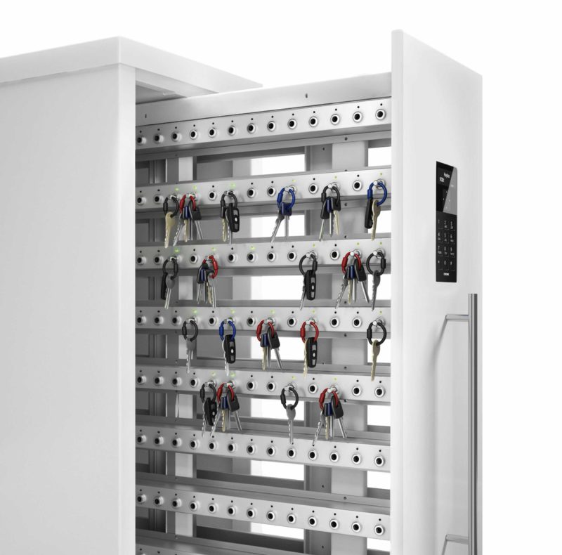 Gabinete de llaves 9600 SC de la serie KeyControl. Gabinete abierto que muestra las regletas para llaves y que organiza la gestión de las llaves.