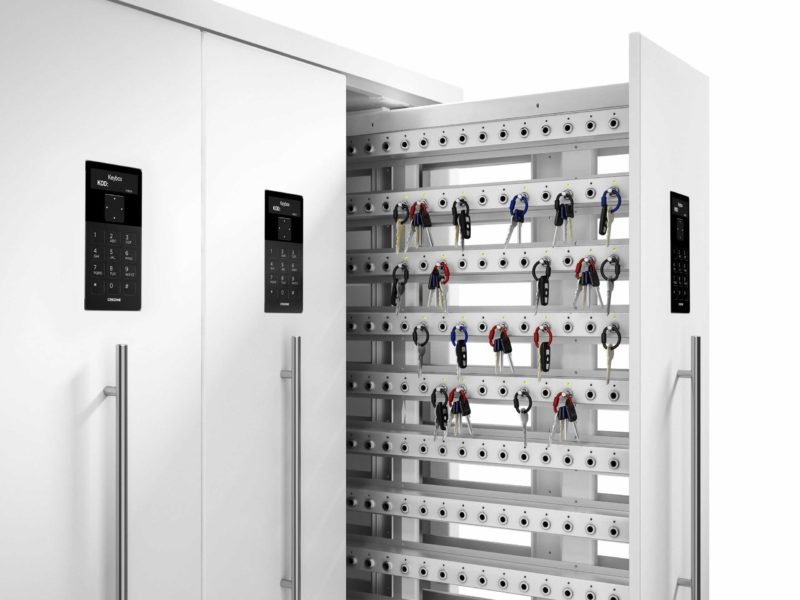 Gabinete de llaves 9700 SC de la serie KeyControl. Muestra una puerta abierta con regletas para llaves que organizan la gestión de las llaves.