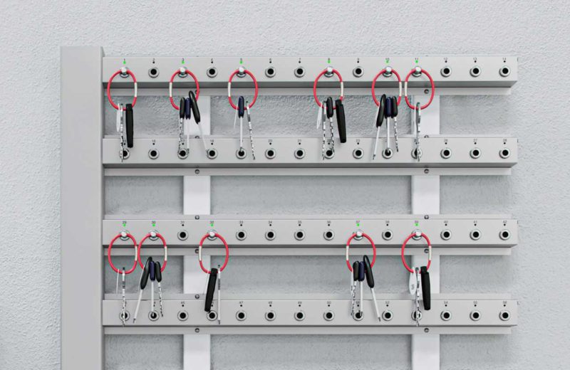 Primer plano de las regletas para llaves KeyRack de Creone montadas en una pared para la gestión de llaves.