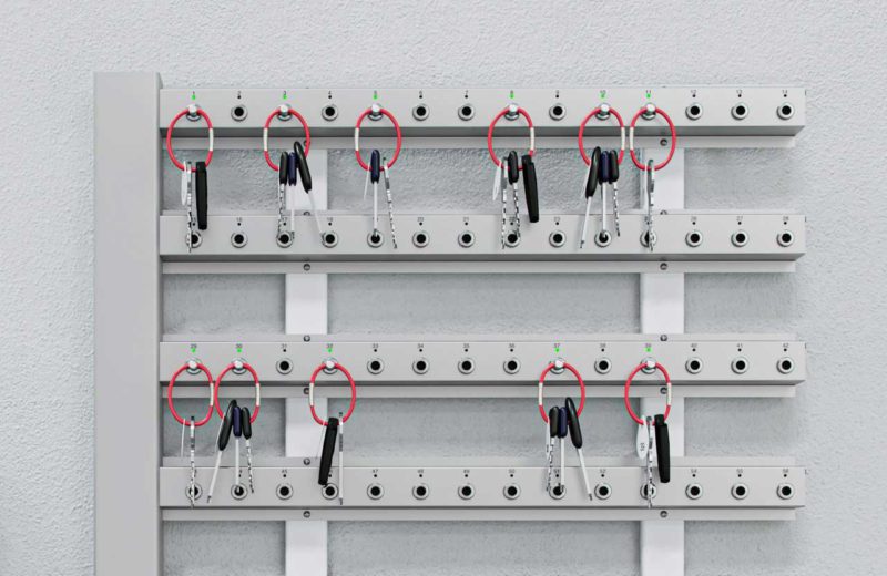 Gros plan des rails de rangement de clés muraux Keyrack de Creone pour la gestion de clé.