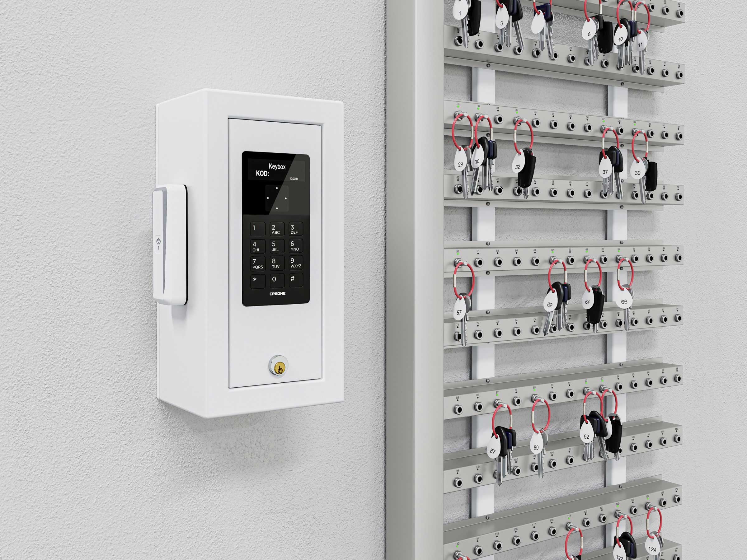 鍵管理用のコントロールボックスが壁に取り付けられたインテリジェントな鍵ストリップ。